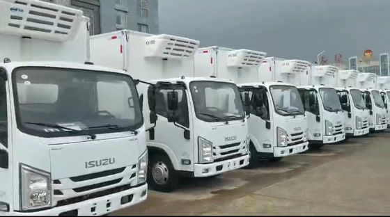 Un bon prix. 93 kW 125 chevaux Isuzu fourgon réfrigéré diesel 4 × 2 Isuzu camion congélateur en ligne