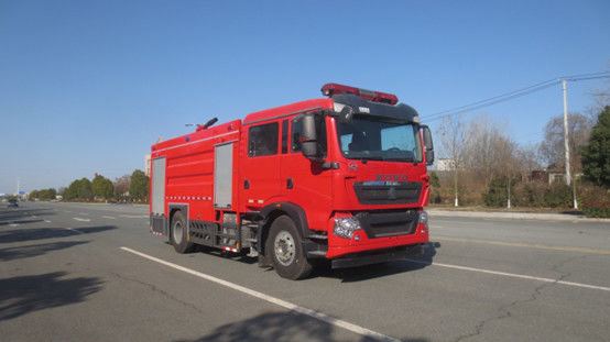 Un bon prix. SINOTRUK 8000 litres de réservoir d'eau camion de pompiers 6 sièges moteur arrière diesel 4 × 2 transmission manuelle en ligne